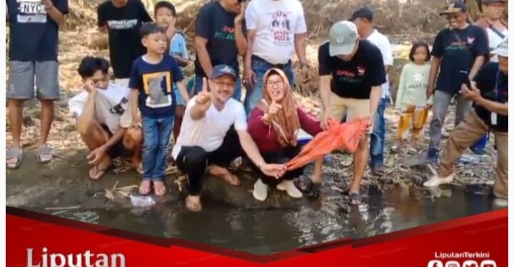 Relawan dan Keluarga Cawabup Mujiono  Tabur Benih Ikan di Sungai, Bentuk Pelestarian Alam dan Peduli Lingkungan