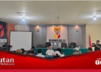 Kesal Kinerja Lambat Bawaslu, Forum Sampang Hebat Gelar Aksi Lempar Telur di Kantor Bawaslu Sampang