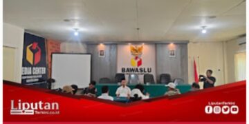 Kesal Kinerja Lambat Bawaslu, Forum Sampang Hebat Gelar Aksi Lempar Telur di Kantor Bawaslu Sampang