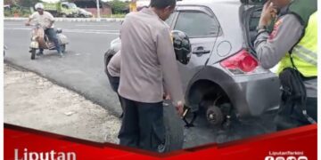 Aksi Kemanusiaan, Petugas Pengamanan Exit Tol Prambanan Bantu Pemudik