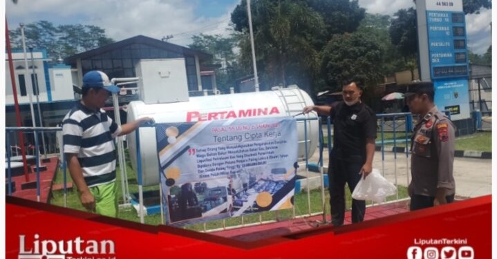 Anggota Koramil 08/Sapuran dan Polsek Sapuran Bersama Pemdes Pecekelan Gencarkan Larangan BBM Ilegal