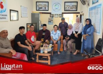 Pengurus Panti Jompo Sahabat Lansia Terima Kunjungan Pasi Intel Lanal Banyuwangi