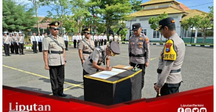 Kapolres Sampang Pimpin Upacara Sertijab Kabagops dan Kabag SDM Polres Sampang