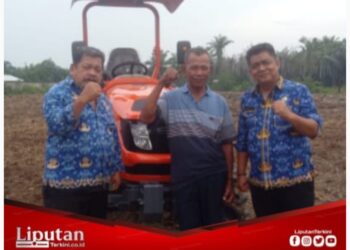 Kadis Pertanian dan DPD TMI Labuhanbatu Laksanakan Program Presiden RI Serah Terimakan Unit Traktor