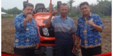 Kadis Pertanian dan DPD TMI Labuhanbatu Laksanakan Program Presiden RI Serah Terimakan Unit Traktor