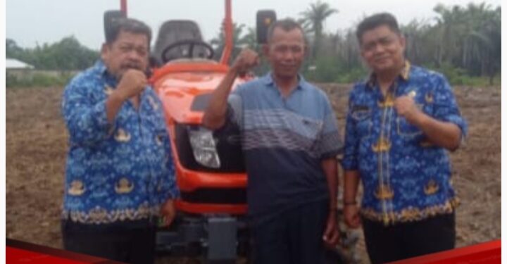 Kadis Pertanian dan DPD TMI Labuhanbatu Laksanakan Program Presiden RI Serah Terimakan Unit Traktor