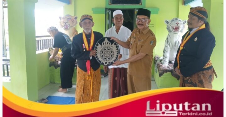 Penyerahan Simbol Radya Laksana Kasunanan Surakarta Hadiningrat di Pesarean Mbah Imam Sampurna Lodoyo 