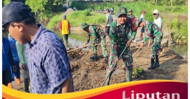 Giat Jum’at Bersih, Babinsa Desa Birowo Bersama Warga Kerja Bakti Bersihkan Sungai Complang