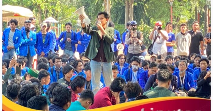 Semangat Persatuan: BEM SERA Gelar Aksi Damai di Simpang Lima